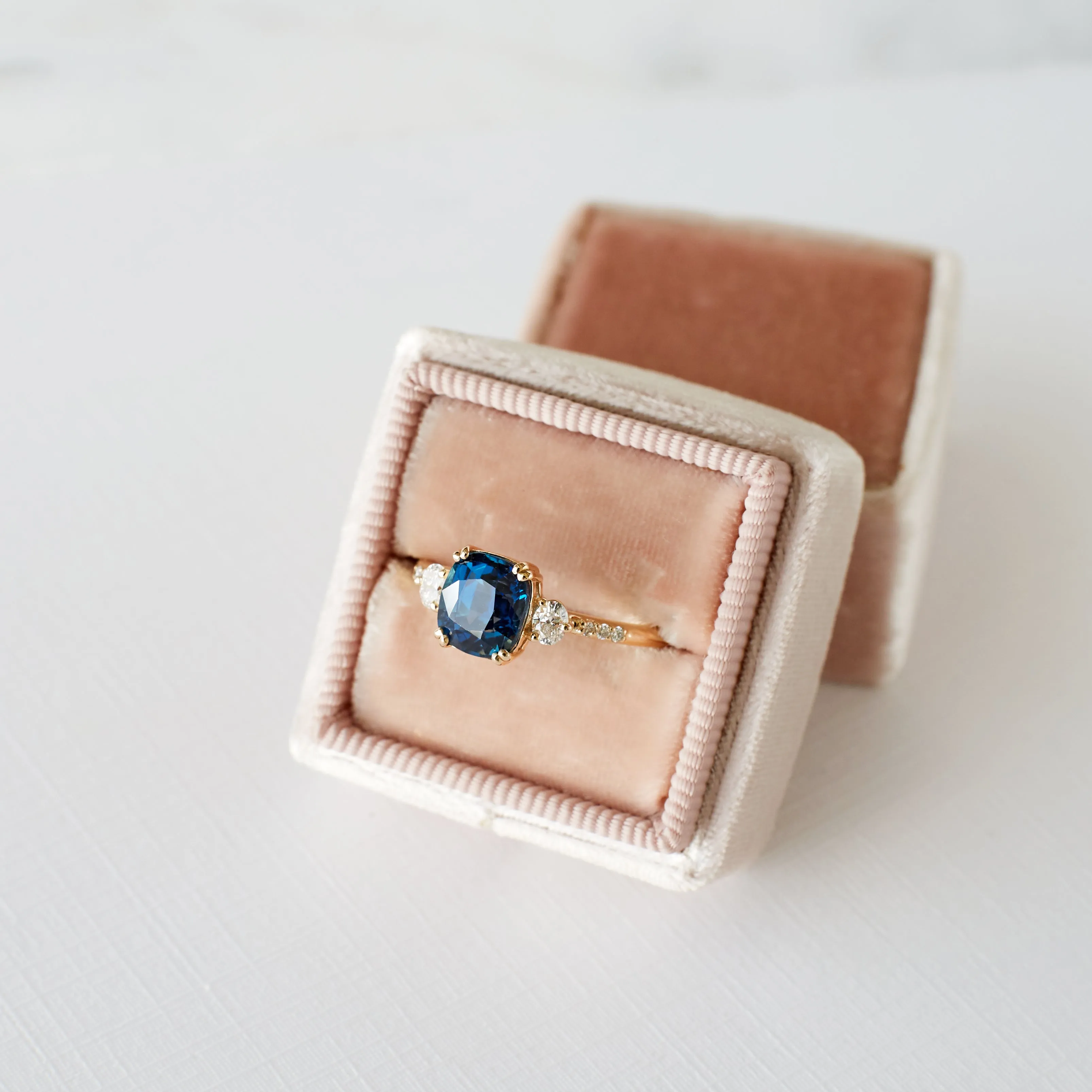Customizable Laurel Setting