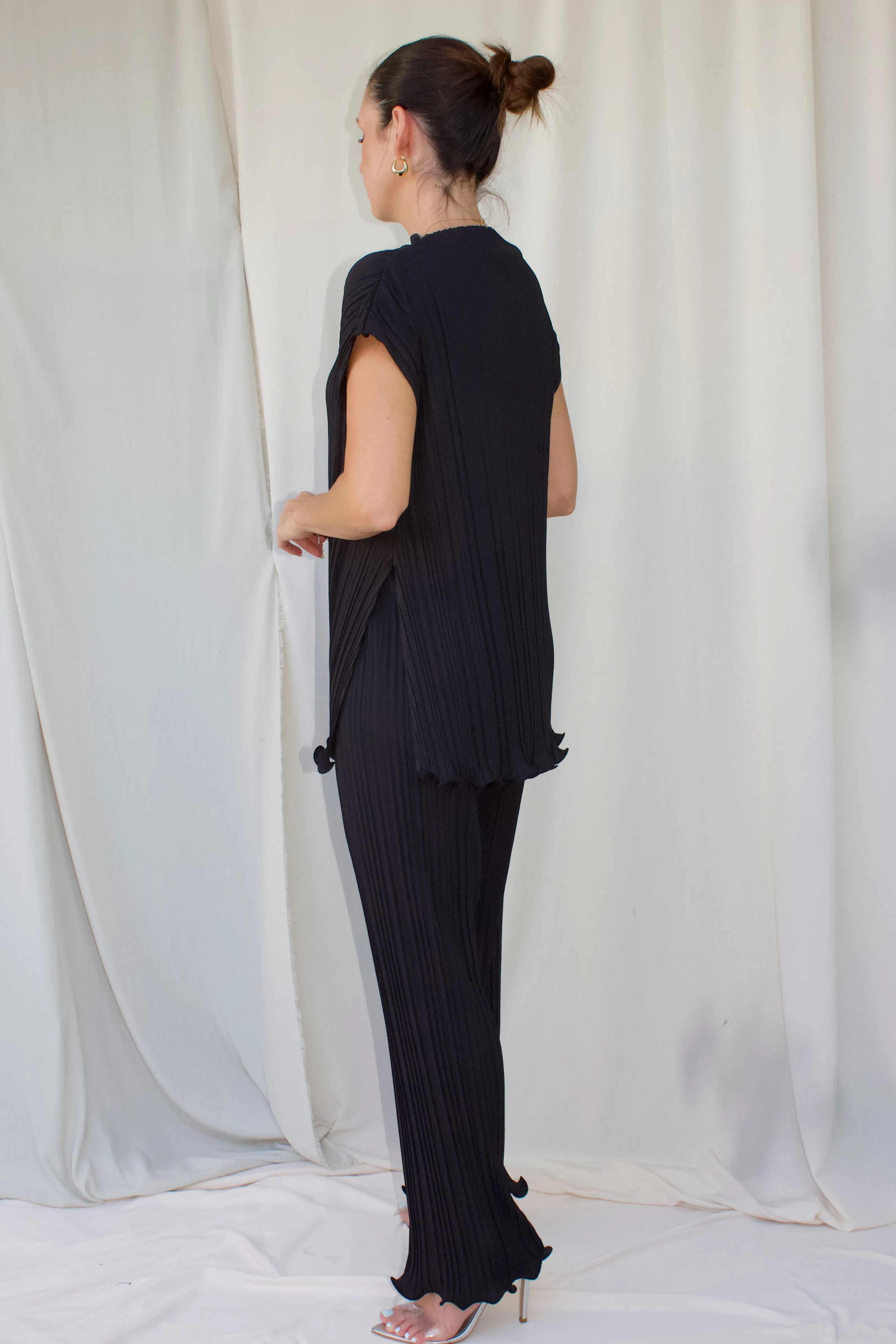 PLEATED OVERSIZED SCALLOP EDGE TOP