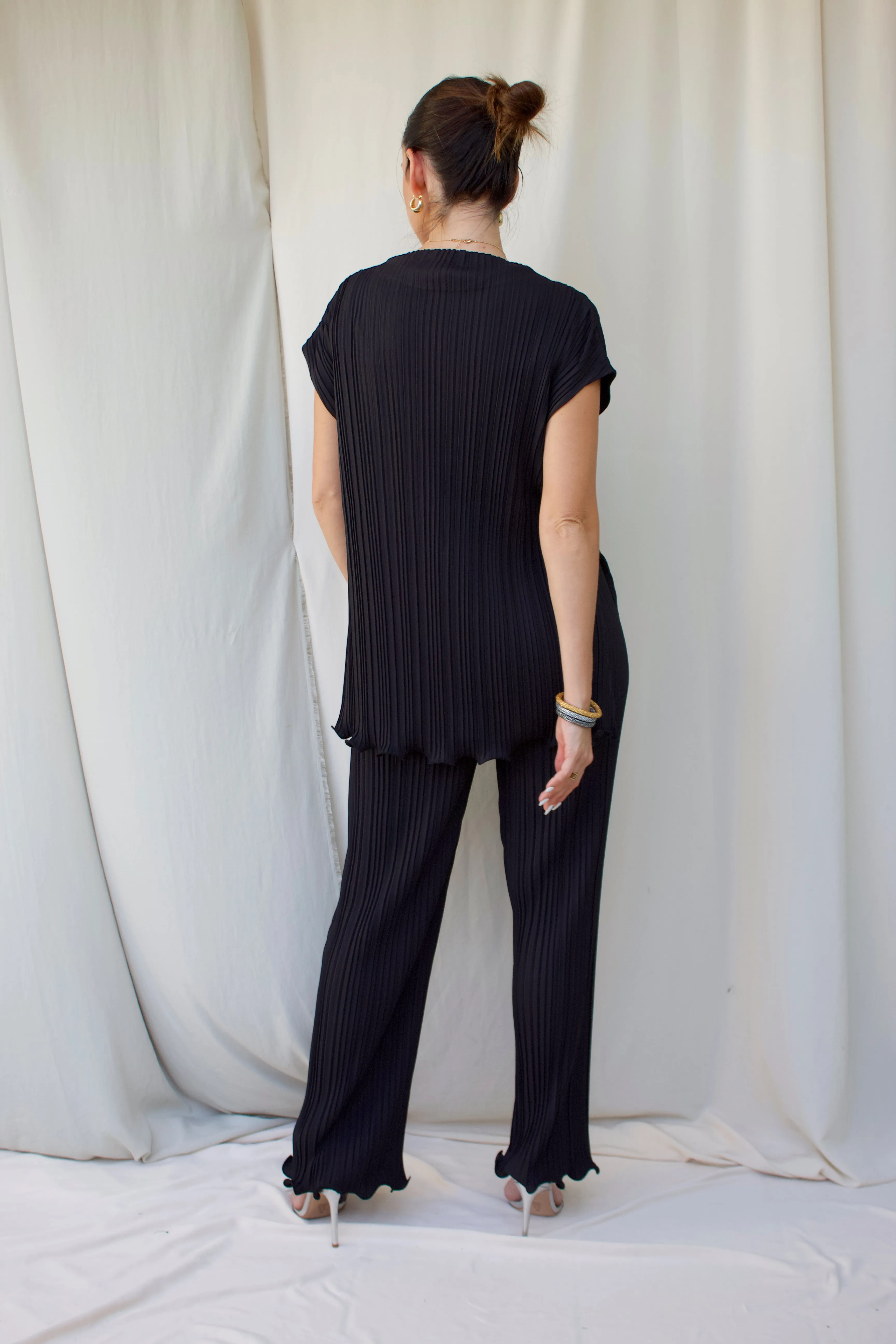 PLEATED OVERSIZED SCALLOP EDGE TOP