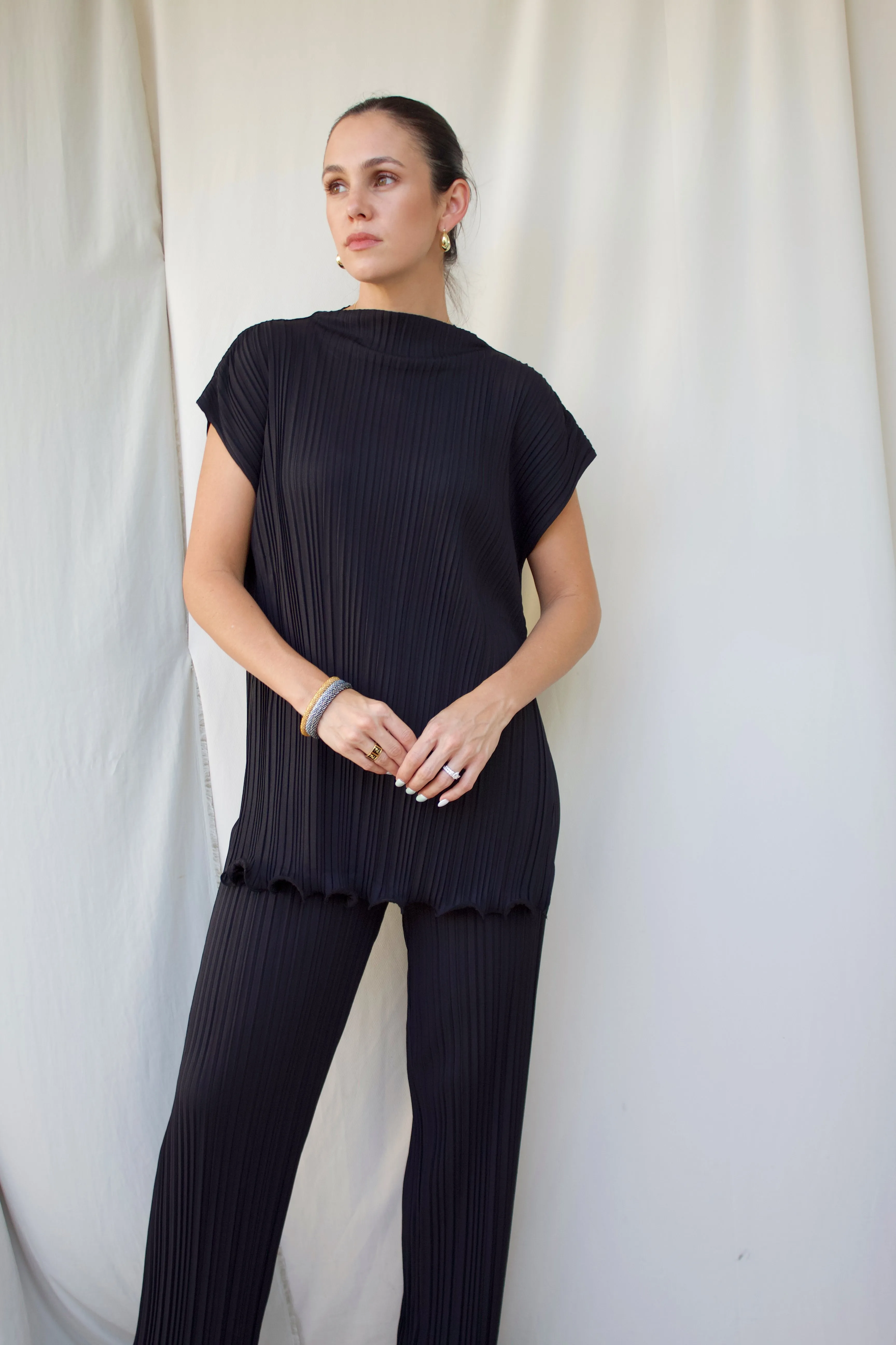 PLEATED OVERSIZED SCALLOP EDGE TOP