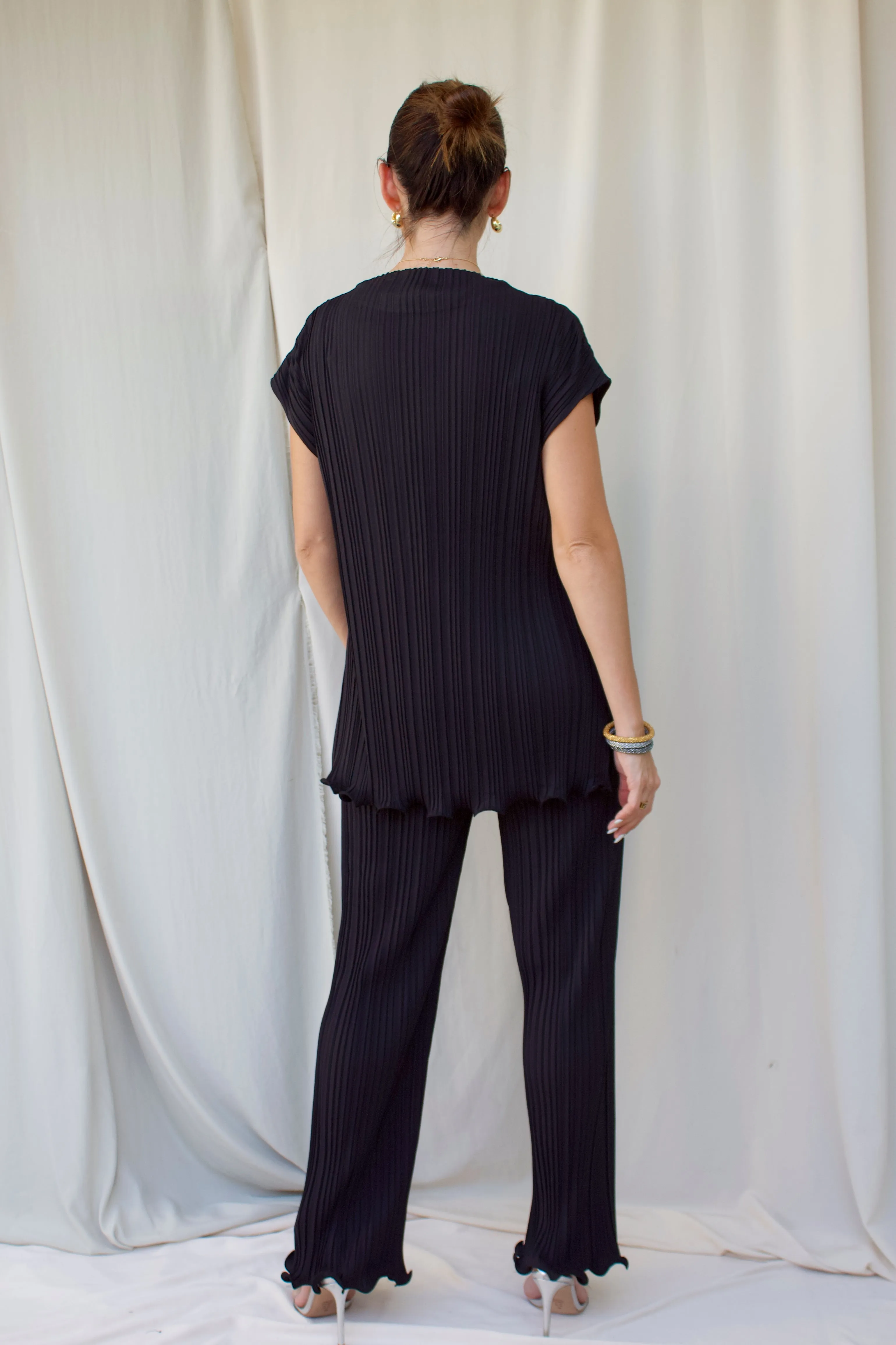 PLEATED OVERSIZED SCALLOP EDGE TOP