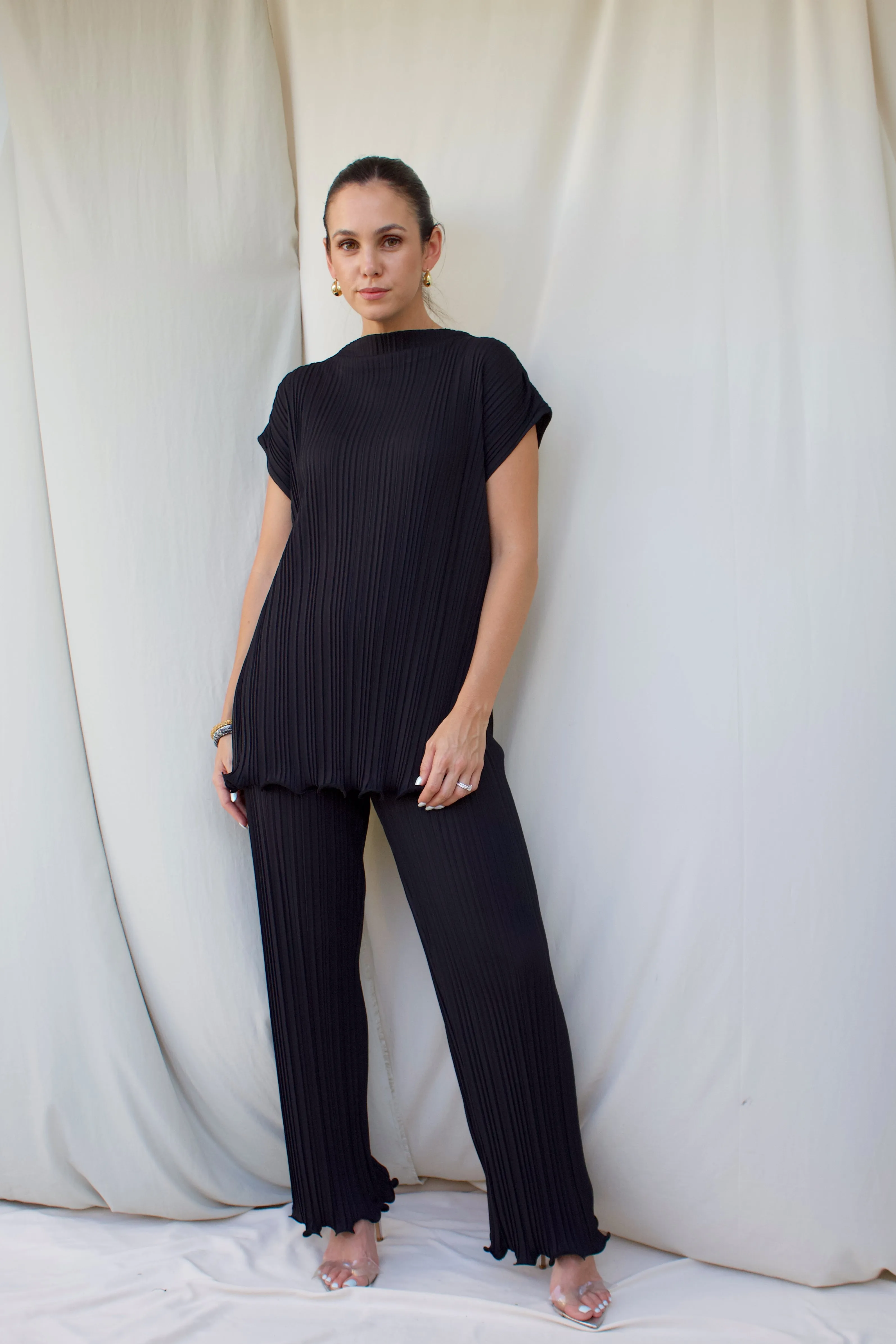 PLEATED OVERSIZED SCALLOP EDGE TOP