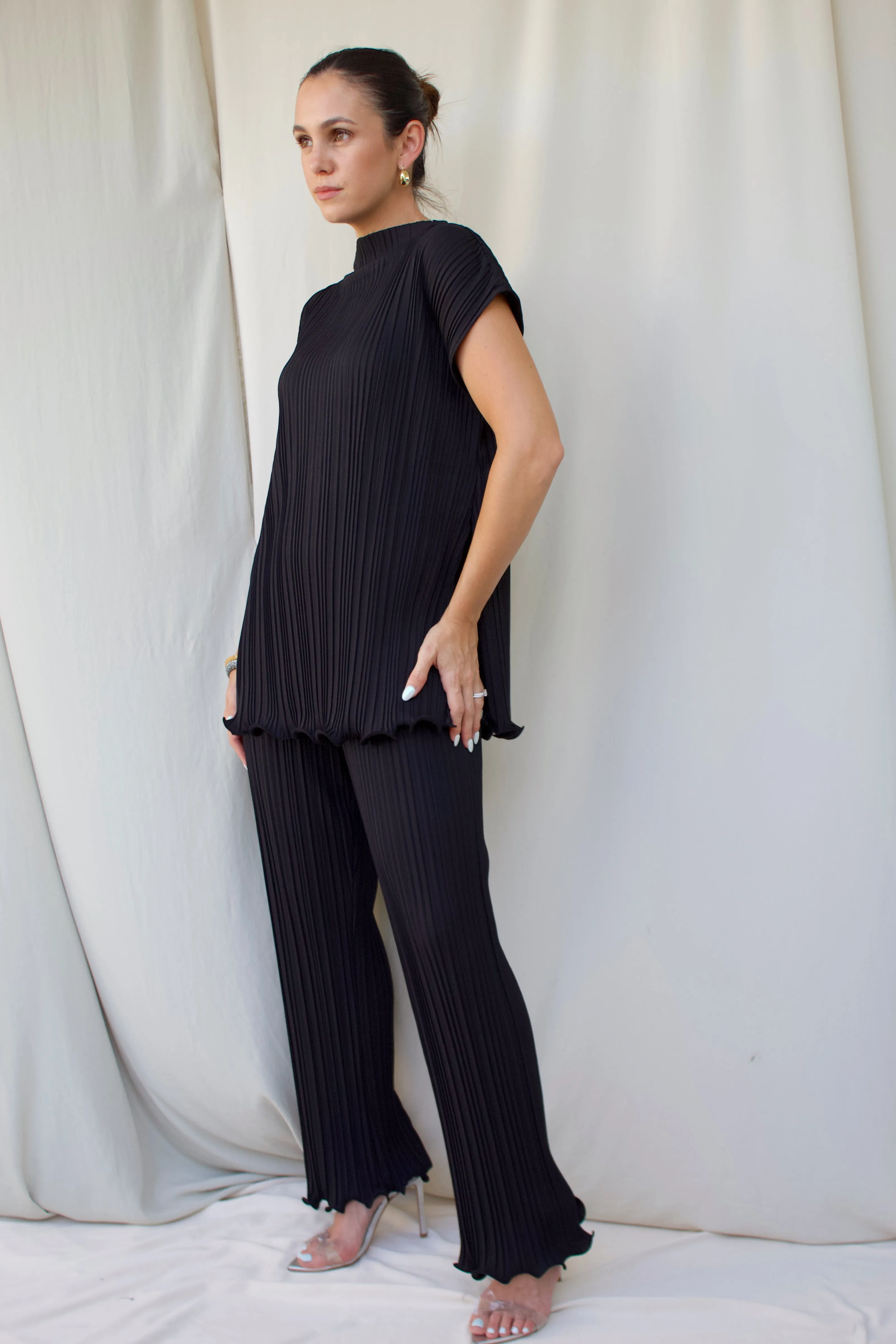 PLEATED OVERSIZED SCALLOP EDGE TOP