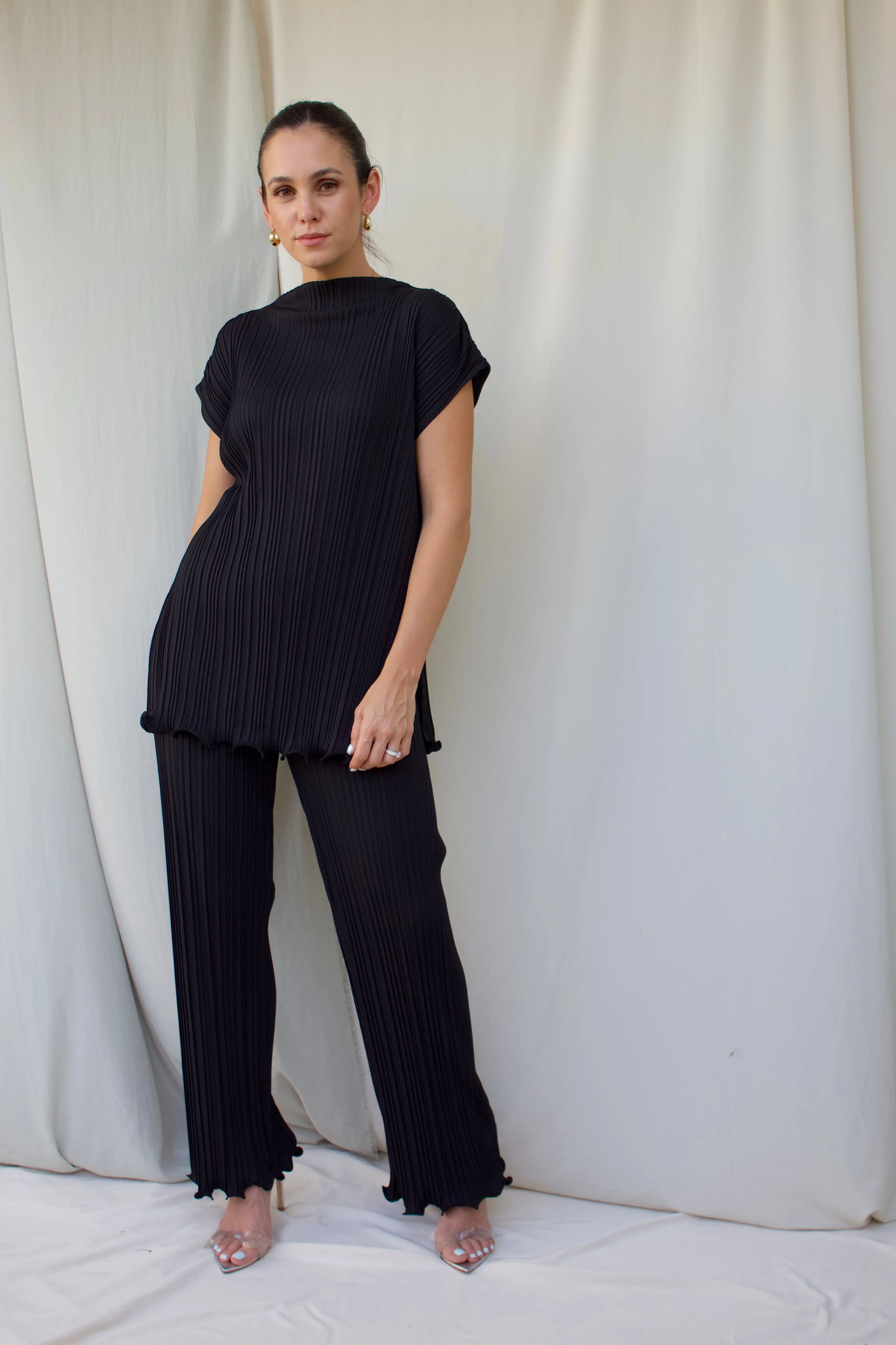 PLEATED OVERSIZED SCALLOP EDGE TOP